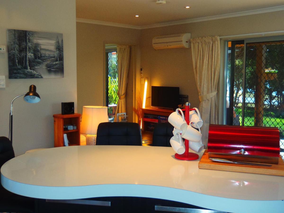 Lakefront Fantail Cottage Lake Hawea, Wanaka Exterior foto